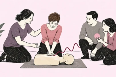 Účastníci kurzu nacvičují první pomoc na resuscitační figuríně pod vedením instruktorky.